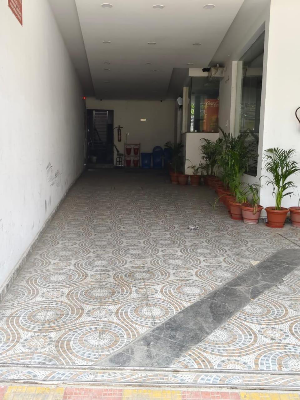 Treebo Royal Empire Adarsh Nagar, Chandigarh Hotel Exterior foto